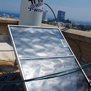 דוד שמש עם קולטים על גג בניין