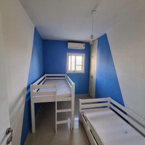 קיר צבוע בכחול ולבן בחדר שינה