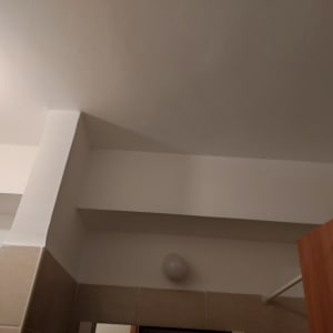 תקרה צבועה בלבן עם קיר צבוע