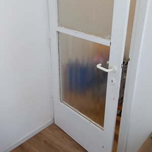 דלת עץ עם זכוכית חלבית מטושטשת