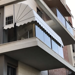 מרפסות עם סוככים לבנים מתקפלים