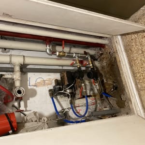 צינורות מים עם ברזים וכלי עבודה