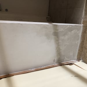 קיר צבוע חלקית עם סימני תיקון בצבע