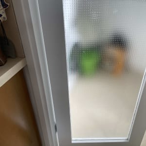 דלת זכוכית מטושטשת עם דלי ירוק ברקע