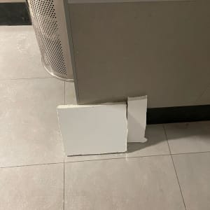 לוח גבס שבור ליד קיר