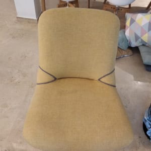 כיסא בד צהוב על רצפת אבן