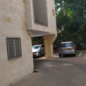 בניין עם חלון פתוח וצינור ניקוז