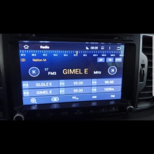 מסך רדיו ברכב מציג תחנות ותדרים שונים