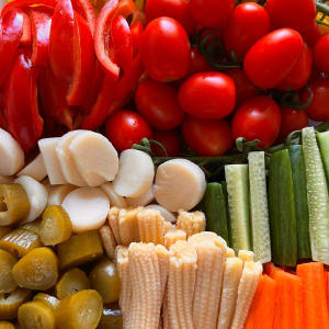 ירקות חתוכים לפינגר פוד: עגבניות, מלפפונים, פלפלים, תירס גמדי