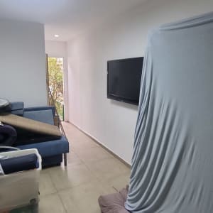 חדר עם רהיטים מכוסים לקראת שיפוץ