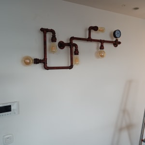 מנורת קיר תעשייתית מצינורות וברזים עם מד לחץ