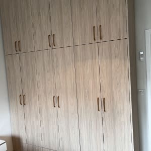 ארון עץ עם דלתות וידיות מתכת