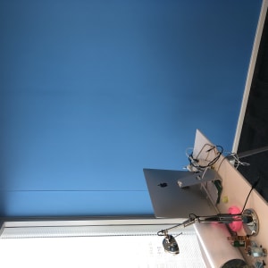 קיר כחול עם שולחן עבודה ומחשב