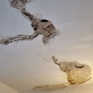 תקרה עם סדקים וקילופי צבע גלויים