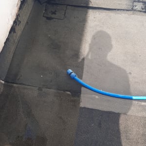 צינור כחול על גג עם איטום זפת