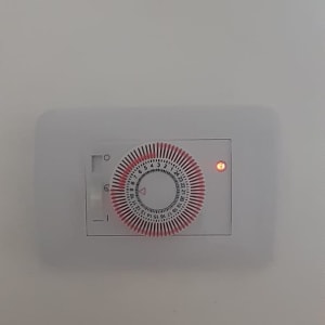 שעון טיימר חשמלי עם נורית חיווי דולקת