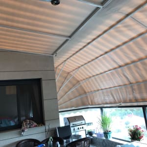 סוכך בד מתוח על מסגרת מתכת במרפסת