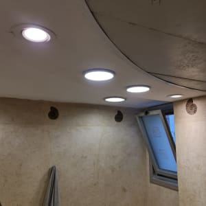 תאורת תקרה עם חמישה פנסים עגולים דולקים