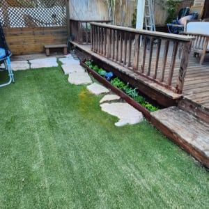 ערוגת ירקות קטנה ליד דק עץ בגינה