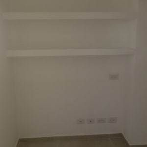 קיר גבס עם מדפים ושקעים חשמליים