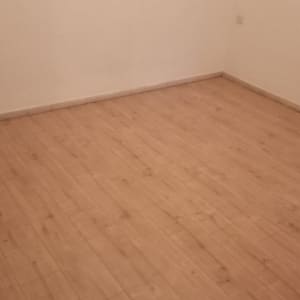 רצפת פרקט עץ בהירה בחדר ריק