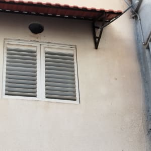 פתח מאוורר מכוסה רשת למניעת כניסת יונים