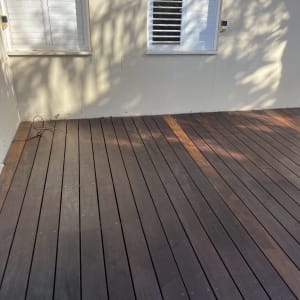 דק עץ כהה עם ברגים חשופים