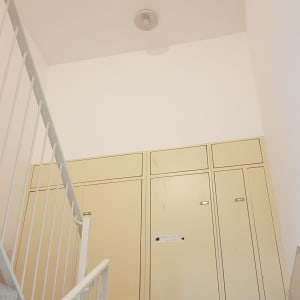 קיר צבוע בלבן עם מנורה בתקרה