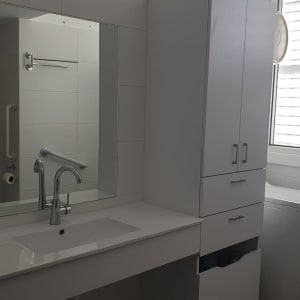 חדר מקלחת גדול