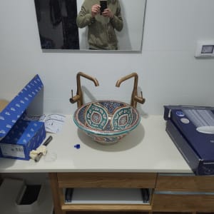 כיור מעוצב עם ברזים כפולים, אריזות כלים