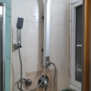 ראש מקלחת מרובע עם צינור מתכת גמיש