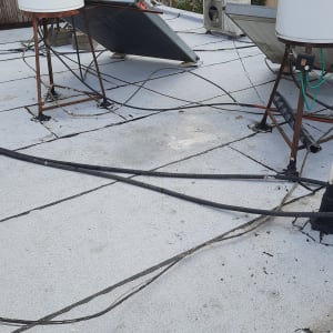 גג עם יריעות איטום וסדקים מתוקנים בזפת