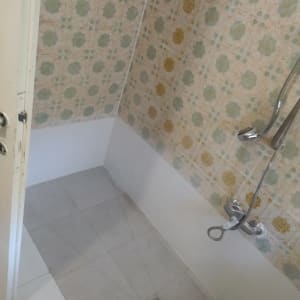 מקלחת עם אריחים ישנים וברז חדש