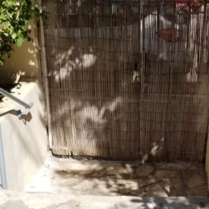 מעקה מתכת בצבע אפור ליד שער במבוק