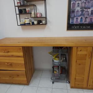 שולחן עץ עם מגירות וארון קטן