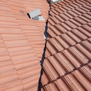 רעפים אדומים על גג עם חיבור בטון