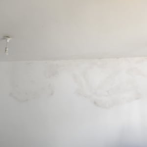 כתמים על קיר לבן לפני צביעה