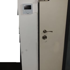 מסך אבטחה מותקן על קיר ליד דלת