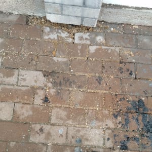 נעל עבודה על מדרכה עם לכלוך וחול