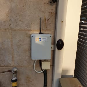 מערכת אינטרקום עם אנטנה על קיר חיצוני