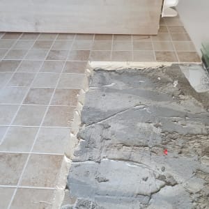 ריצוף חלקי עם אריחים ומלט בתהליך שיפוץ