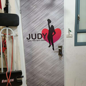 דלת מצופה עם גרפיקה של אישה ולב אדום