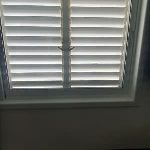 חלון עם תריסים סגורים