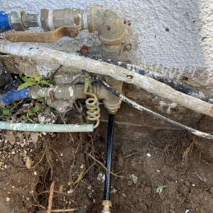 צינורות מים וברזים מחוברים לקיר חיצוני