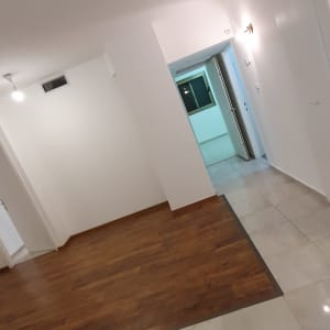 רצפה נקייה עם אריחים ועץ, קירות לבנים