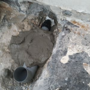 צינור אפור עם חומר איטום על רצפה