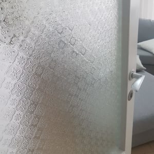 דלת זכוכית עם דוגמה פרחונית מובלטת