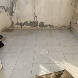 קיר עם סדקים ותיקוני איטום, רצפת אריחים