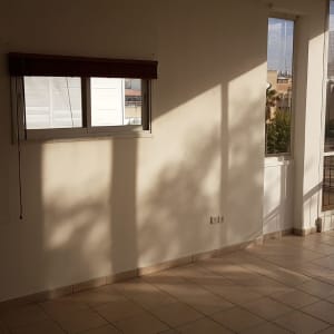 קיר לבן עם חלון וצללים