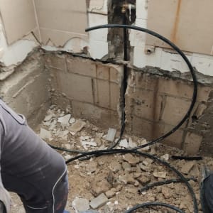 עבודת אינסטלציה עם צינורות וכלים בחדר אמבטיה